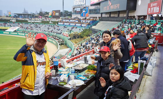 [한우자조금-사진자료] 1- 야구 보면서 즐기는 '한우 바비큐 파티'.jpg