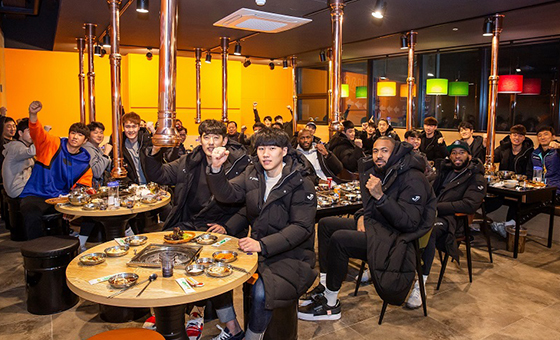 [한우자조금-사진자료] 한우자조금, 인천 전자랜드 우승 기원 한우 회식.jpg