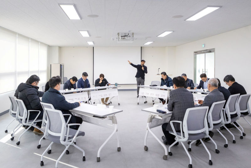 3. 한우자조금이 경기도축산진흥센터를 현장 방문해 관계기관 참석자들과 간담회를 진행하고 있다.