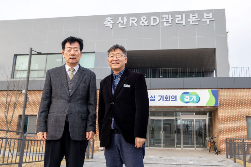 4. 한우자조금이 경기도축산진흥센터를 방문해 기념촬영을 하고 있다. (좌측부터 ▲한우자조금관리위원회 위원장 민경천 ▲경기도축산진흥센터 소장 이양수)